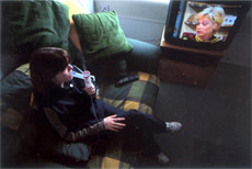 囊性纤维变性是一种遗传病,患者体内会产生粘稠的粘液,阻塞肺部、胰腺和消化器官的内部通道,大约有一半的患者活不过31岁。英国PPT公司培育了植入人体基因的克隆羊,羊奶中含有能够治疗囊性纤维变性的人体蛋白。图为一名囊性纤维变性的患儿正在引用克隆羊的羊奶。