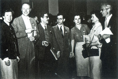 克里克(左二)与肯德鲁(左四)、富兰克琳(右三)、肯德鲁(右一)等人在一次学术会议上的合影。