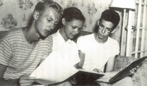 特明(右)在夏令营中