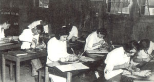 特明(左排第三人)在夏令营中进行解剖兔子的实验