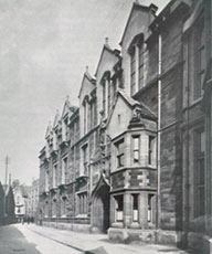 卡文迪什实验室老楼。该实验室成立于1871年,原是剑桥大学的核物理、粒子物理学研究所。1938~1953年,在W·L·布拉格(即小布拉格)主持下,该实验室将研究领域向固体物理学、射电天文学和分子生物学等方面拓展。