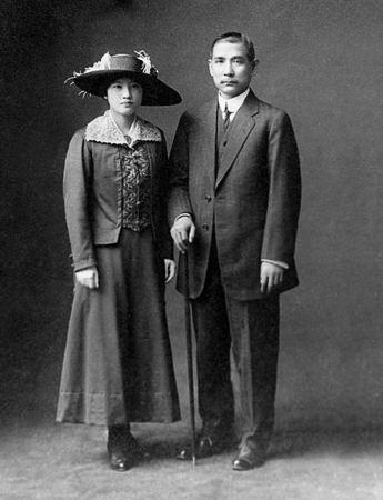 1915��10��25�գ�������������ɽ�ڶ���ϲ����Ե��ͼΪ1916��4��24���ڶ������ع�֮ǰ�ĺ�Ӱ��