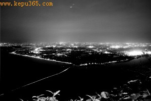 昆明市民拍摄夜景照片出现碟状物体疑UFO