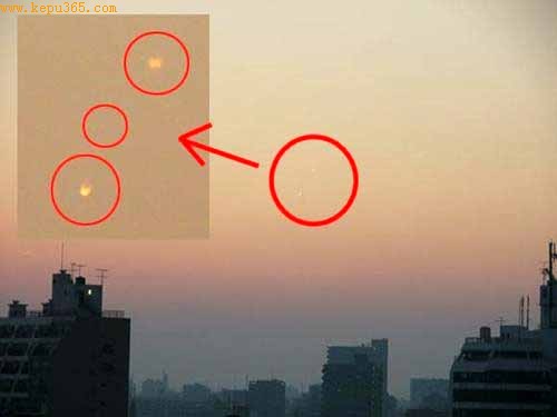 日本东京上空现 “UFO”？神秘不规则光体浮半空