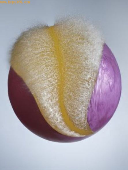 水球像某种中间裂开的怪异水果。