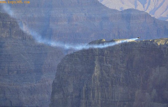 西在距离大峡谷边缘200英尺（60.96米）的高空盘旋，完成8分钟的飞行表演。