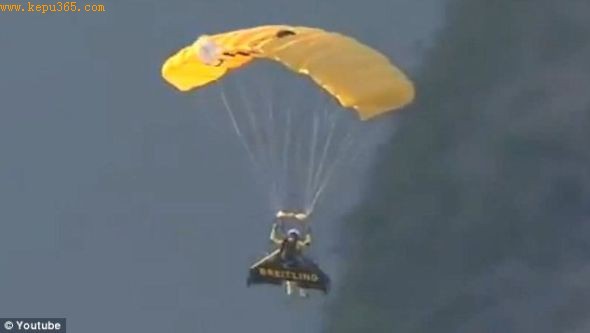 完成8分钟飞行表演后，罗西借助降落伞缓慢下降。