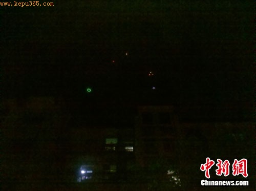 南京夫子庙上空现5个UFO专家称为发光风筝（图）
