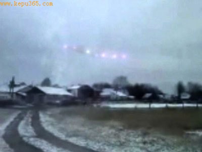 西伯利亚疑现外星人雪中漫步 伴随不明发光体