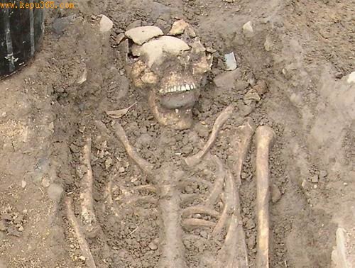 考古挖掘发现8世纪奇特尸骨：口中塞神秘石块