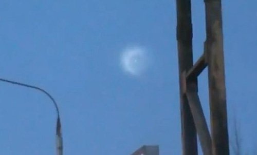 俄网友公布UFO视频 神秘云团围绕光点快速移动