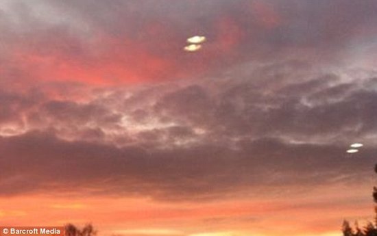 英国境内再现神秘UFO：明亮盘状飞行物掠过天空