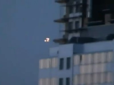 俄罗斯圣彼得堡惊现UFO 在城市上空漂浮