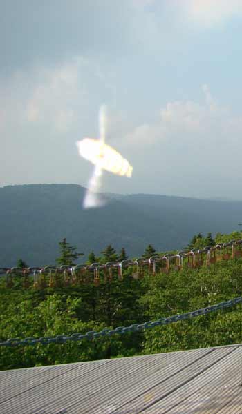 吴春燕在凤凰山观景台连心锁链前拍摄的不明飞行物照片