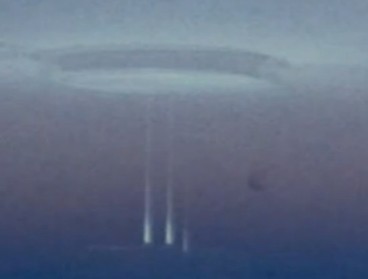 实拍北极惊现UFO穿越虫洞，真是太不可思议了！
