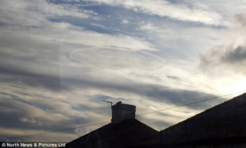 拉尔金认为，照片中出现白色圆形轮廓是UFO。