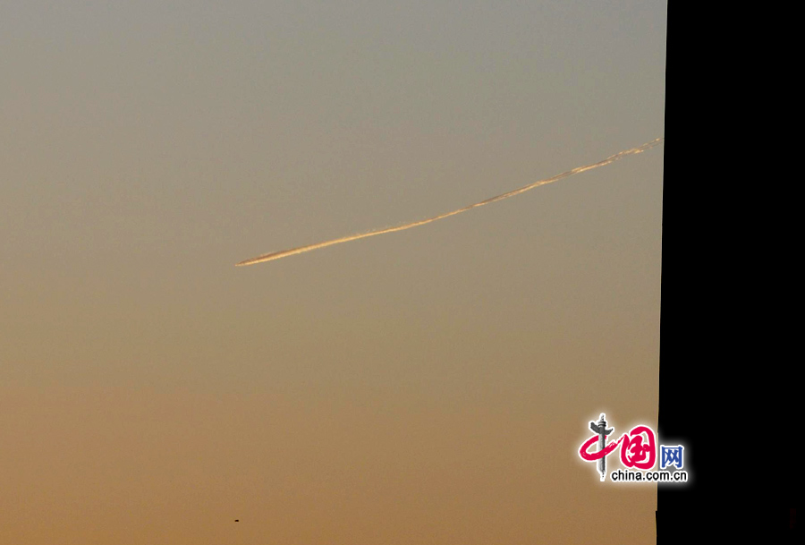 2012年12月17日傍晚，在北京西南方向，天空中出现不明飞行物，从一座建筑后面飞行而来。