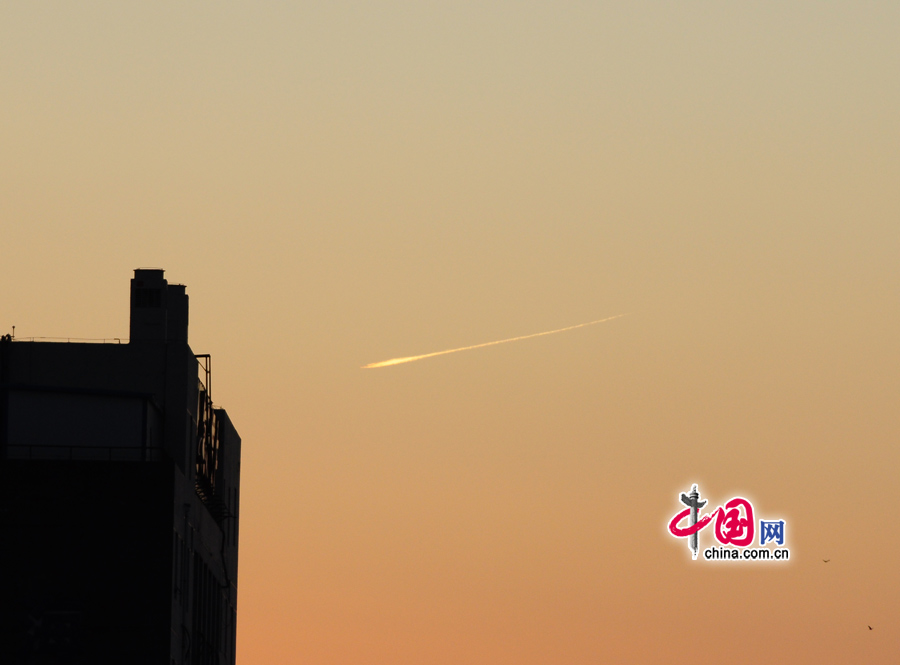 2012年12月17日傍晚，在北京西南方向，天空中出现不明飞行物，从一座建筑后面飞行而来。