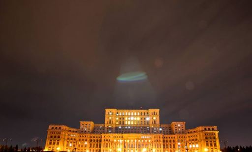 照片中，罗马尼亚议会大楼上空出现神秘光圈