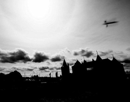 荷兰摄影师拍摄古城堡UFO：FBI探员称是昆虫