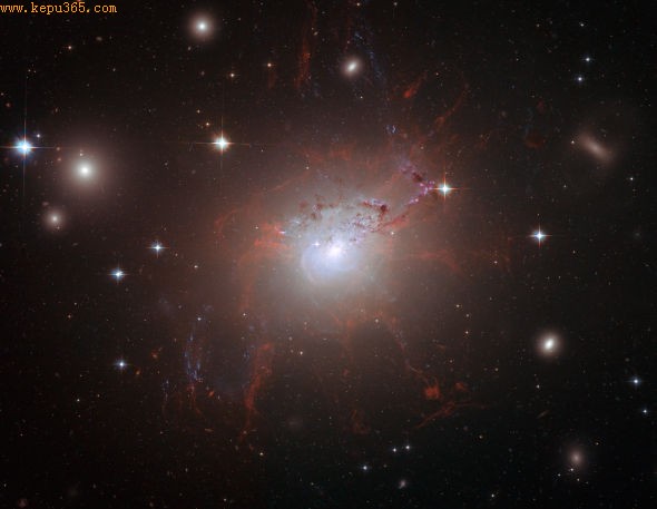 这是哈勃空间望远镜拍摄的星系NGC 1275，这个星系位于英仙座星系团核心部位。图中在其核心四周可以看到很多丝状结构，这是受其磁场固定的低温气体物质
