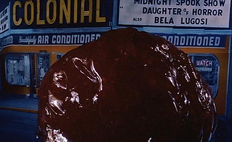 1958年影片《变形怪体》中出现的神秘怪物。相比之下，坎布里亚湖区出现的“星果冻”个头更小
