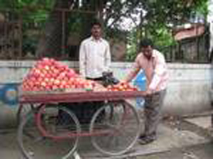 印度小贩售卖苹果（资料图）