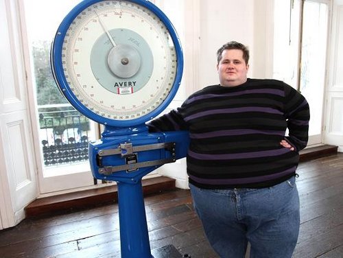 　25岁的英国男子罗伯体重400多斤，腰围比身高还长。 