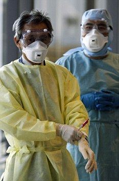 应对禽流感疫情的墨西哥卫生官员。令美国生物安全专家担忧的是，变异的禽流感病毒可能被恐怖分子利用并制成生化武器，引发灾难性后果