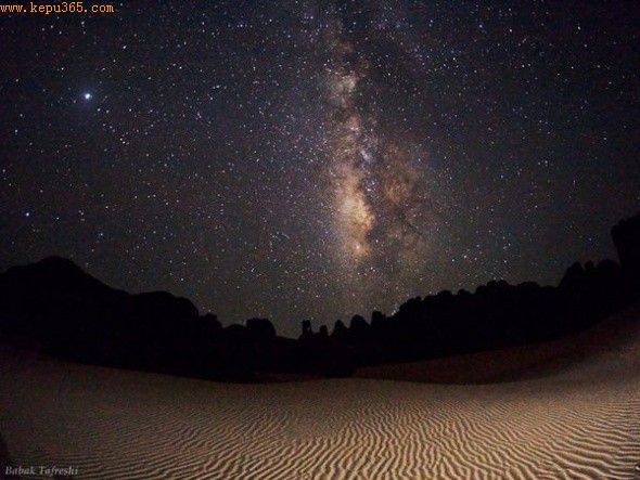 沙漠夜空中的银河系