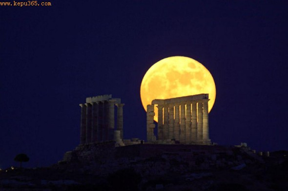 、希腊海神庙上空的满月