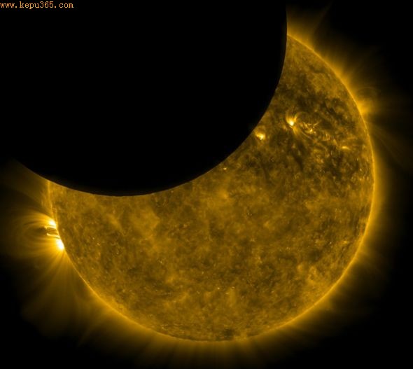 .2010年10月7日，月球从“太阳动力学天文台”和太阳之间穿过，美国宇航局的该探测器捕捉到这一重要时刻
