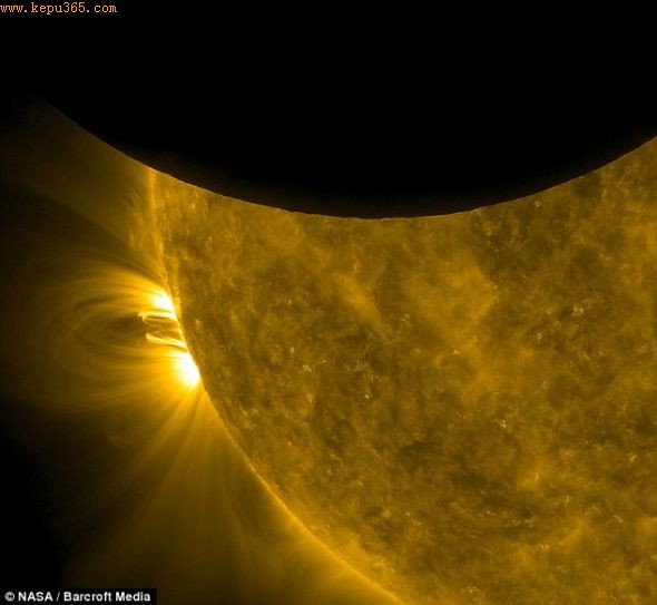 对该图进行近距离观察发现，活跃的太阳日冕呈弧形从其表面向外伸出。