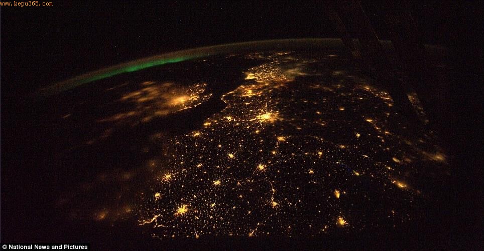 从这张美丽的欧洲夜景图上，可以看到远处的绿色北极光。多佛海峡清晰可见，它就靠近巴黎——光之城，不过英格兰和伦敦西部上空有少量雾霭。