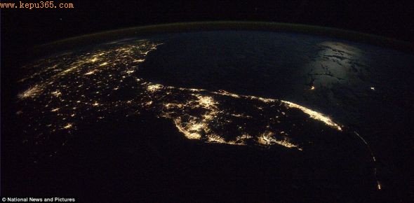  这是晴朗秋夜的佛罗里达半岛和美国东南部夜景，月光散落在水面上，夜空充满无数繁星。