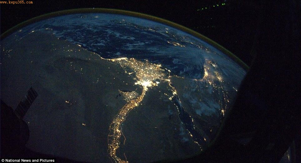非洲北部荒凉的沙漠无人区与住满人的尼罗河沿岸地区形成鲜明对比。较远处是美丽秋夜中的地中海东部地区。