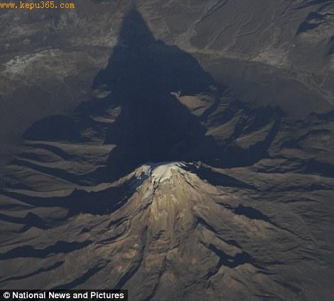 早晨的阳光照在南美洲雄伟壮观的安第斯山脉上，不过宇航员惠洛克并不清楚这是哪座山峰。
