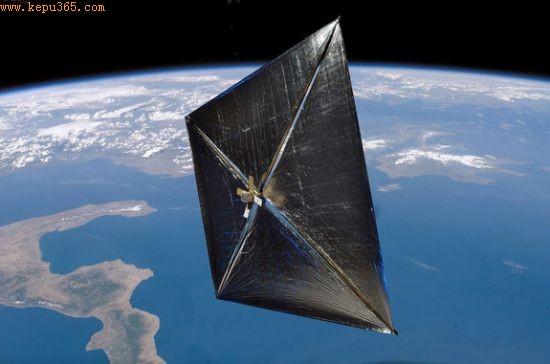 美国宇航局“纳米帆-D”在太空中展开太阳帆的艺术构想图