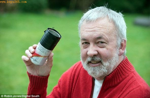 格雷格・帕克用空啤酒罐制成的针孔相机，记录了太阳在长达6个月时间里的移动轨迹。