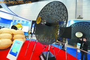 中国空间技术研究院在“十一五”国家重大科技成就展上展出的火星探测器模型。 