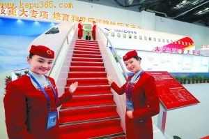 观众可以登上中国商用飞机有限责任公司C919大型客机样机近距离参观。