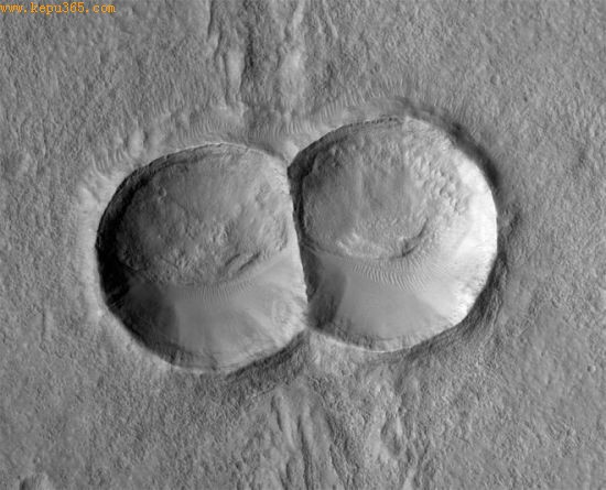 这张图片显示，两个对称的重叠陨石坑一定是在同一时间形成