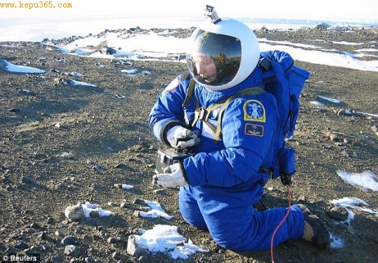 南极洲的阿根廷马兰比奥考察站，一名身穿新航天服的宇航员正在收集土壤样本。这款航天服有望在将来的某一天用于火星任务。