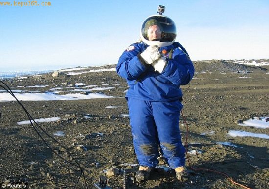 荒无人烟的南极洲，一名身穿新航天服的宇航员正在接受低温和时速近50英里的大风考验。