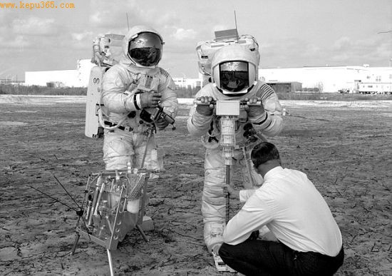 肯尼迪航天中心，“阿波罗13号”的两名宇航员正在接受船外活动训练。但令他们没有想到的是，1970年4月执行的“阿波罗13号”任务最终成为一场噩梦。