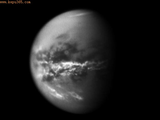 NASA的卡西尼探测器不断记录着土卫六的天气变化，这一次，它注意到这颗星球的赤道地区出现了一条狭长的云带
