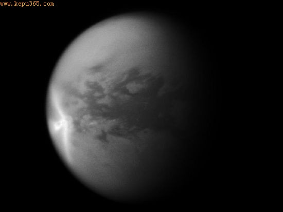 卡西尼探测器拍摄到土卫六赤道地区出现了一个箭头形的巨大风暴云团