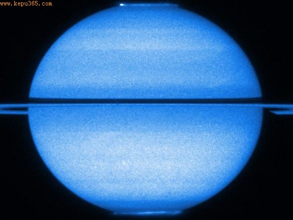 这张照片由美国宇航局哈勃空间望远镜拍摄，显示的是土星几乎水平“站立”的情景，此时它的光环几乎消失不见。不过这也提供了一种难得的观赏角度，照片中可以看到南北两极，以及南北两个极地出现的极光。图片拍摄于2009年年初