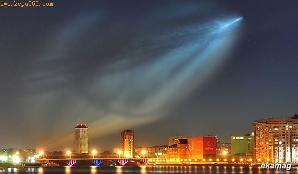 星发射在俄罗斯叶卡特琳堡上空产生绚丽夺目的光影展，目击者把它比喻成北极光。