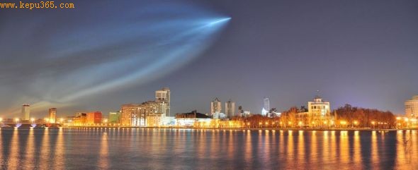 这些炫目的蓝光照亮了夜空，一些不知情的当地居民竟认为他们看到的是UFO。